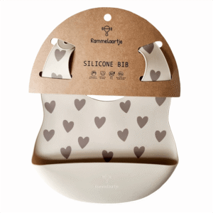 Babero de silicona con diseño de corazones y bolsillo recogemigas – color beige