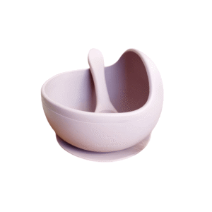 Cuenco de silicona en color rosa suave con ventosa y cuchara flexible a juego.