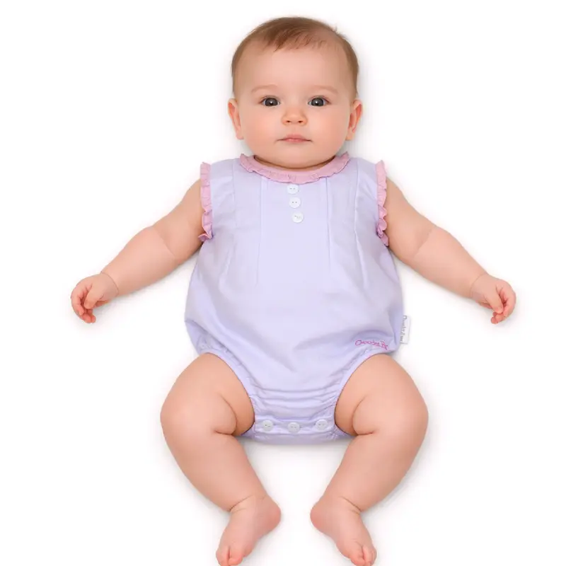 Bebé con enterizo plisado de color blanco con volantes rosas para bebé de Chocolat Baby