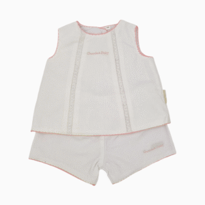 Conjunto de dos piezas para bebé de 3 meses de la marca Chocolat Baby, compuesto por un top sin mangas y unos shorts a juego en color blanco con detalles rosas.