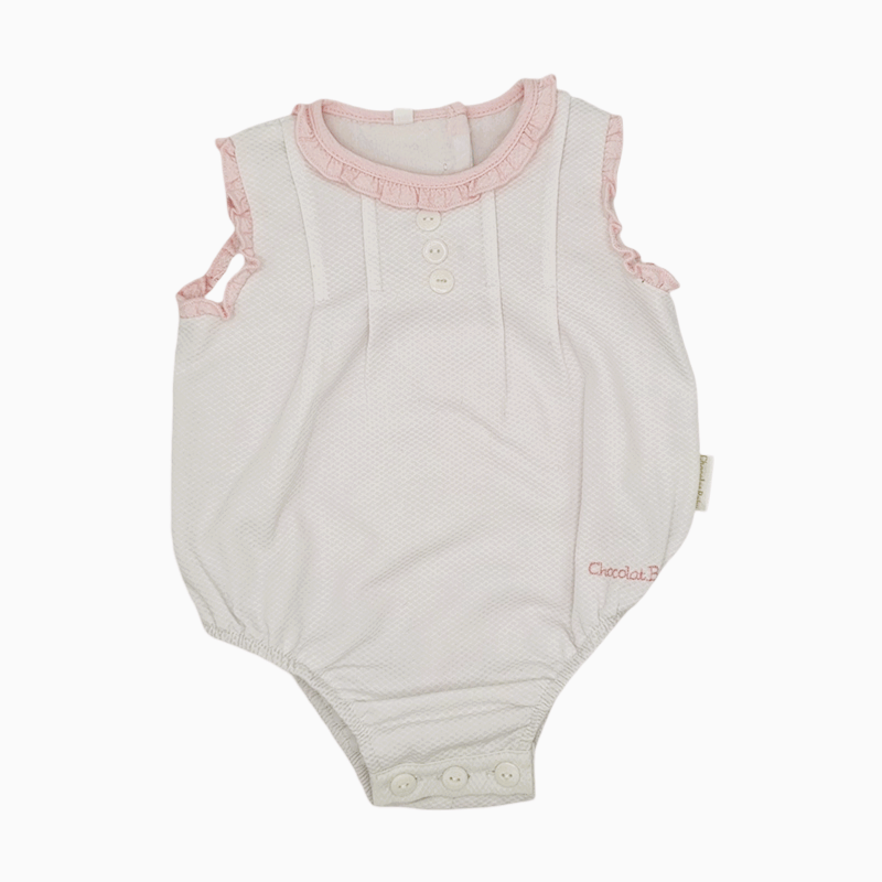 Enterizo plisado de color blanco para bebé de la marca Chocolat Baby.