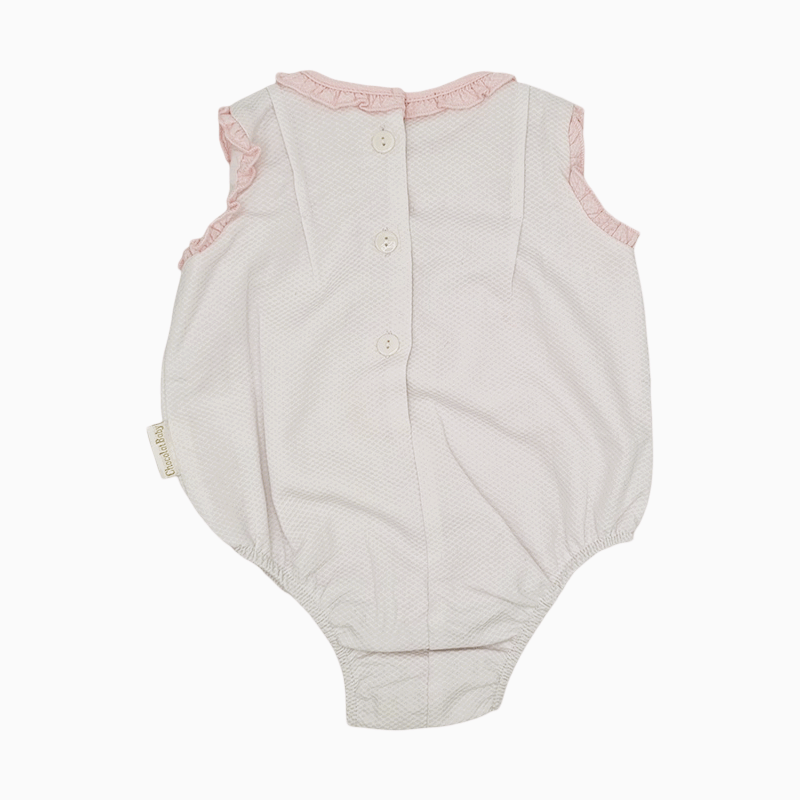 Enterizo plisado de color blanco para bebé de la marca Chocolat Baby.