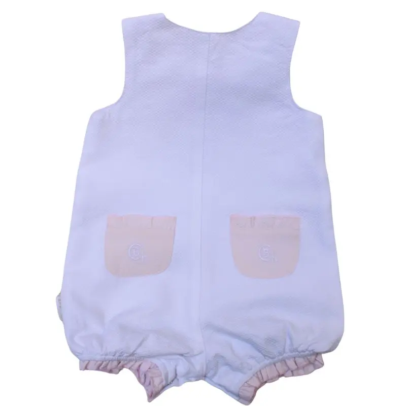 Mono blanco con detalles en rosa de Chocolat Baby, 100% algodón, con botones en tirantes y entrepierna.