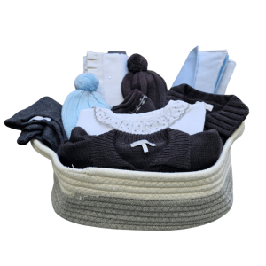 Cesta de nacimiento unisex invierno Chocolat Baby con ropa y accesorios en tonos grises, celeste y blanco