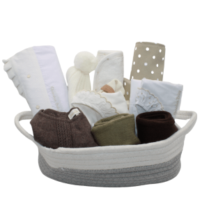 Cesta de nacimiento unisex de otoño Chocolat Baby con ropa de bebé